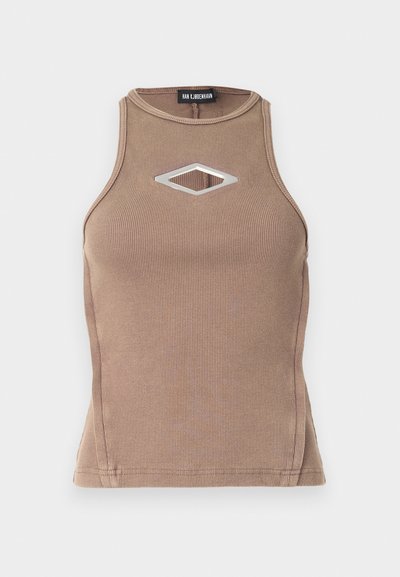 Smeđi rebrasti majica bez rukava s okruglim izrezom i dijamantnim izrezom sa detaljima od srebrne boje.