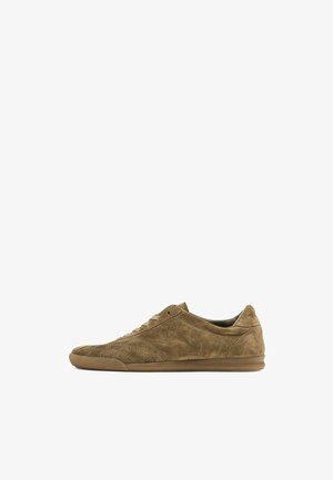 Braune Wildleder-Sneaker mit niedrigem Profil, ausgestattet mit cremefarbenen Schnürsenkeln, genähten Akzenten und einer Gummisohle für Grip und Komfort.