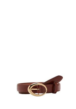 Cintura in pelle marrone con fibbia ovale dorata lucida, arrotolata con la fibbia rivolta in avanti su sfondo bianco.