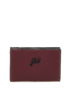 Portafoglio in pelle bordeaux con superficie texturizzata, caratterizzato da un dettaglio del logo nero. Forma rettangolare compatta con un profilo sottile.