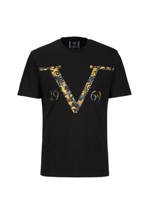 Schwarzes T-Shirt mit einem großen dekorativen gold- und graumusterierten Buchstaben V über der Brust, dazu das Jahr "1969" darunter.