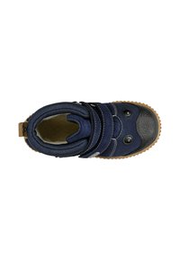 Scarpa blu navy con punta nera testurizzata, cinturino in Velcro e suola in gomma. Interno foderato con materiale morbido. Presenta cuciture decorative.