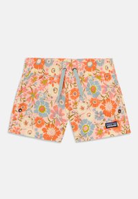 Calções de banho florais com um fundo pêssego, apresentando flores multicoloridas. Cintura elástica com cordão, bolso lateral com detalhe de botão.
