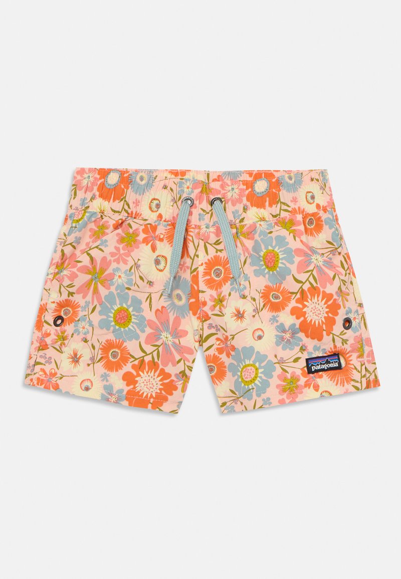 Calções de banho florais com um fundo pêssego, apresentando flores multicoloridas. Cintura elástica com cordão, bolso lateral com detalhe de botão.