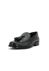 Mocassino in pelle nera con punta arrotondata, caratterizzato da un accento decorativo a frange e cuciture sottili. Tacco basso e texture liscia.