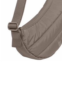 Sac bandoulière marron rembourré avec une finition texturée, doté d'un design slim et incurvé ainsi que d'une sangle ajustable. Logo visible sur le côté.