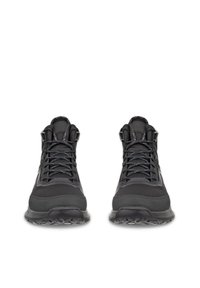 Paar schwarze High-Top-Sneaker mit strukturierten Sohlen, Mesh-Obermaterialien und reflektierenden Schnürsenkeln, von vorne vor weißem Hintergrund gezeigt.