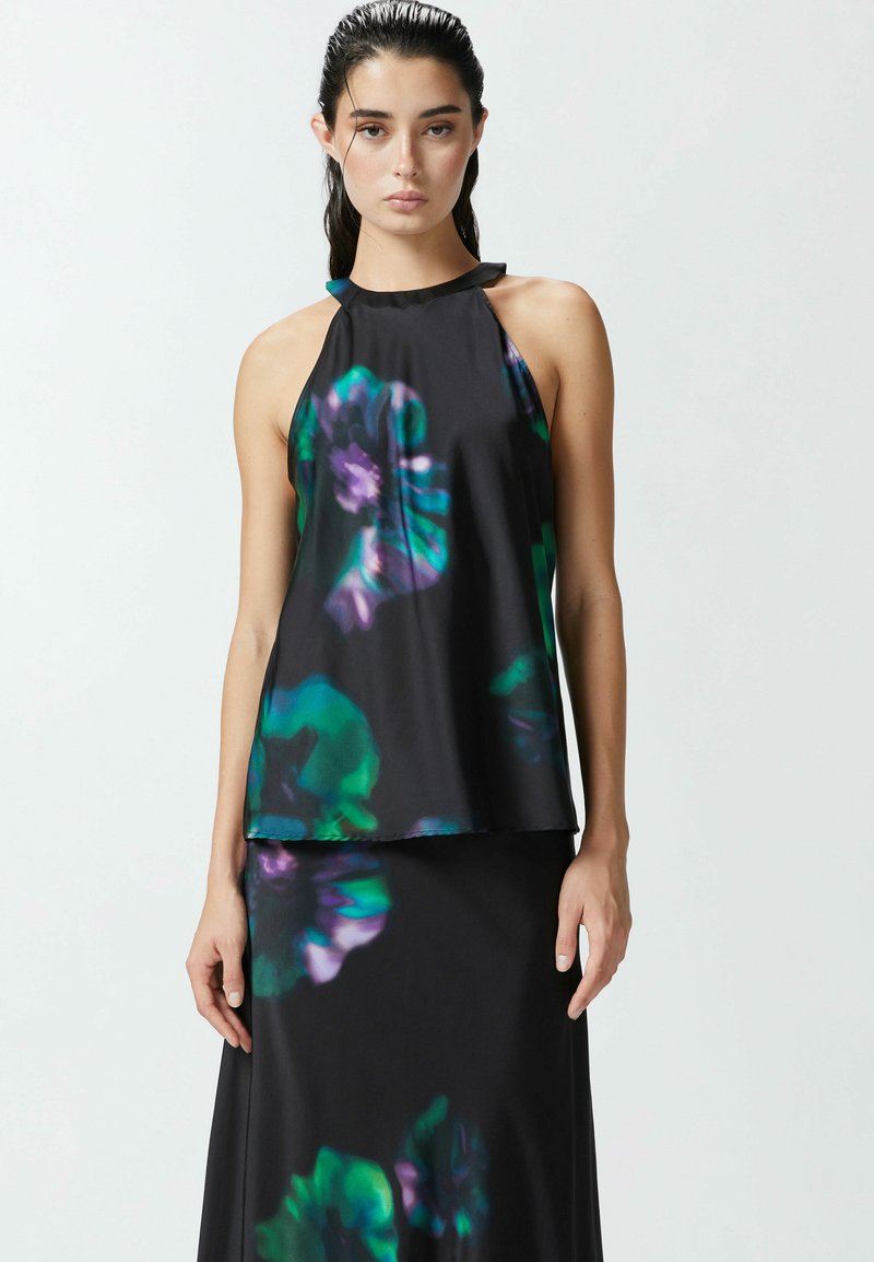 Crna majica bez rukava s visokim izrezom, koja ima cvjetni uzorak u tirkiznoj i ljubičastoj boji, izrađena od glatkog materijala koji naglašava protok i pad.
