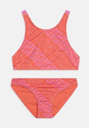 Set bikini arancione brillante con un motivo geometrico in rosa. Include un top con schiena a corsetto e pantaloni a vita bassa, realizzati in tessuto elasticizzato per il nuoto.