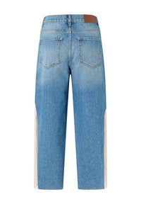 Svijetloplave uske traperice skraćene dužine s dva stražnja džepa i kontrastnim bočnim panelima. Ima smeđi kožni umetak na struku.