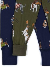 Dos pares de pantalones de pijama para niños, uno en azul marino oscuro y otro en verde oliva, ambos con ilustraciones impresas de perros en diversas poses y accesorios.
