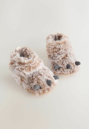 Bløde, fluffy brune slippers med poteformet design og grå detaljer på tæerne. Luksuriøs tekstur og kælet åbning for komfort.
