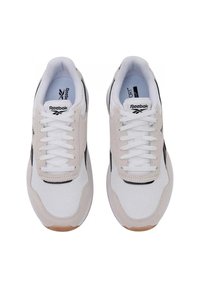 Weiße und hellgraue Sportschuhe mit schwarzen Akzenten, aus Mesh- und Wildledermaterialien, rundem Zehenbereich und flachen weißen Schnürsenkeln. Reebok-Logo auf der Zunge.