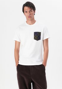 Barbour BARBOUR ARNSIDE TARTAN POCKET T-SHIRT - Triko s potiskem - white