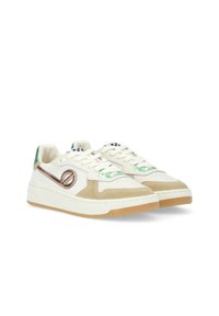 Baskets blanches avec des accents en suède beige, des détails verts et un logo stylisé. Possède une semelle en caoutchouc et une fermeture à lacets.
