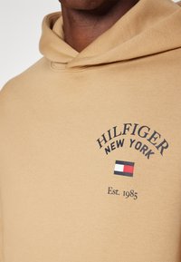 Tommy Hilfiger ARCHED VARSITY HOODY - Felpa - classic khaki