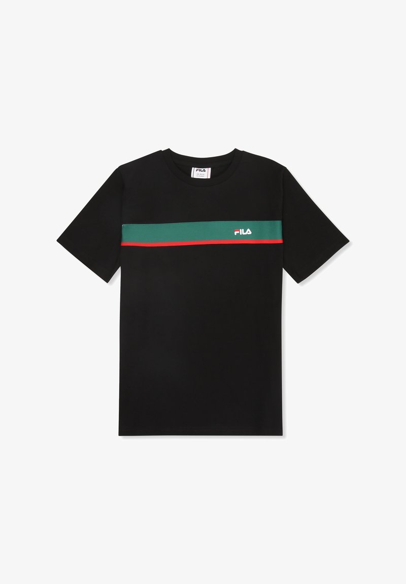 Camiseta negra de manga corta con una franja horizontal verde y roja en el pecho. Presenta el logo de Fila en la franja. Material de algodón.