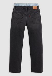 Svarta denimjeans med rak benvidd, med två bakfickor och en ljusblå midja. Levi’s märke synligt bak.