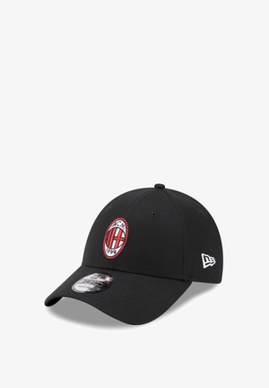 Cappellino da baseball nero in cotone, con logo AC Milan ricamato in rosso e bianco. Include una visiera curva e un dettaglio logo laterale.