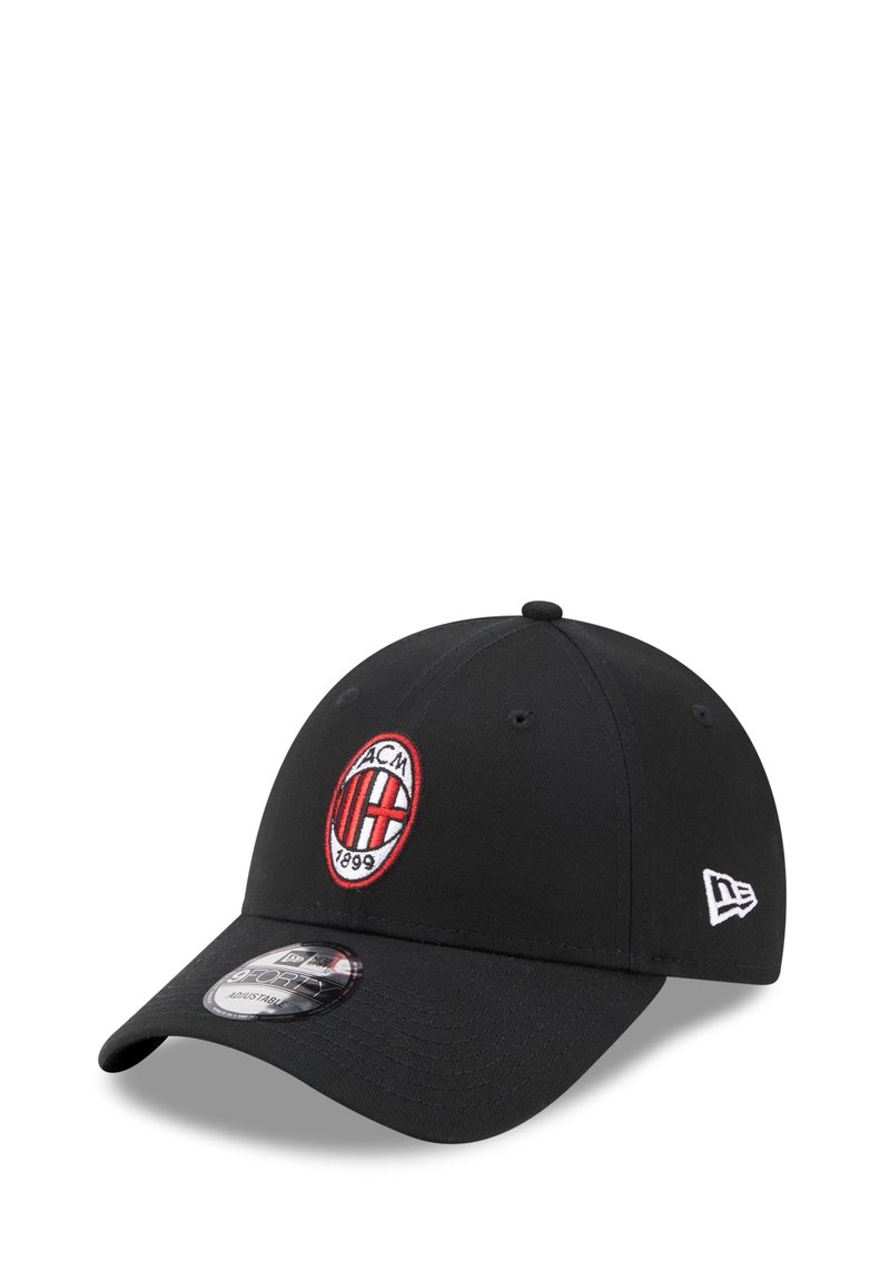 Casquette de baseball noire en coton, ornée d'un logo AC Milan brodé en rouge et blanc. Comprend une visière courbée et un détail logo sur le côté.