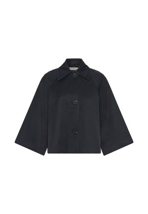 Veste noire courte avec manches larges, trois grands boutons sur le devant et un col pointu sur fond blanc.