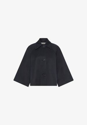 Črna skrajšana jakna z širokimi rokavi, tremi velikimi gumbi spredaj in ostrim ovratnikom na belem ozadju.