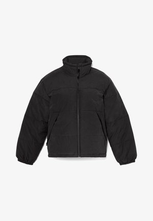 Czarna puchowa kurtka z wysokim kołnierzem, zapięciem na zamek z przodu, elastycznymi mankietami i bocznymi kieszeniami. Posiada pikowany fason i kontrastowe przeszycia.