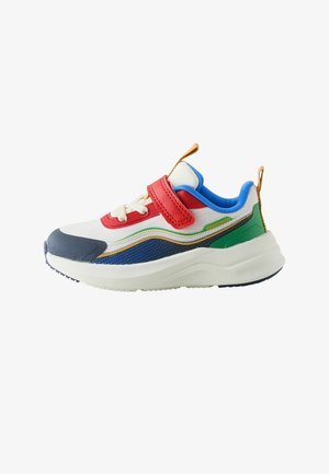 Dětská teniska s bílým základem, červeným páskem, modrými a zelenými akcenty, béžovými tkaničkami a tlustou bílou podrážkou na bílém pozadí.