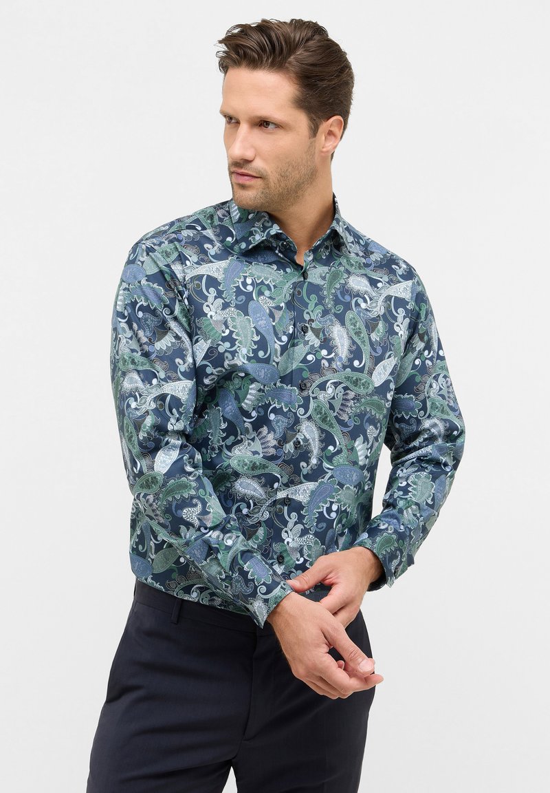 Langsleeve shirt in donkerblauw, met een paisleypatroon in groen en zilver, voorzien van een klassieke kraag en knoopsluiting.