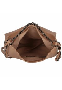 Hellbraune Lederhandtasche mit einer Kettenverschluss, einem geräumigen Innenraum und einem einzelnen Schulterriemen. Glatte Textur mit innerer Reißverschlusstasche.