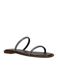 Černé sandály s dvěma tenkými, třpytivými pásky a plochou podrážkou. Svršek má hladkou strukturu; podrážka má hnědý akcent.