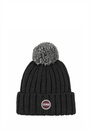 Gorro de invierno negro de punto con un pompón gris en la parte superior y un parche circular con el logo de Colmar en el puño doblado.