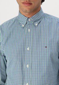 Tommy Hilfiger FLEX GINGHAM SHIRT - Skjorter - nouveau green