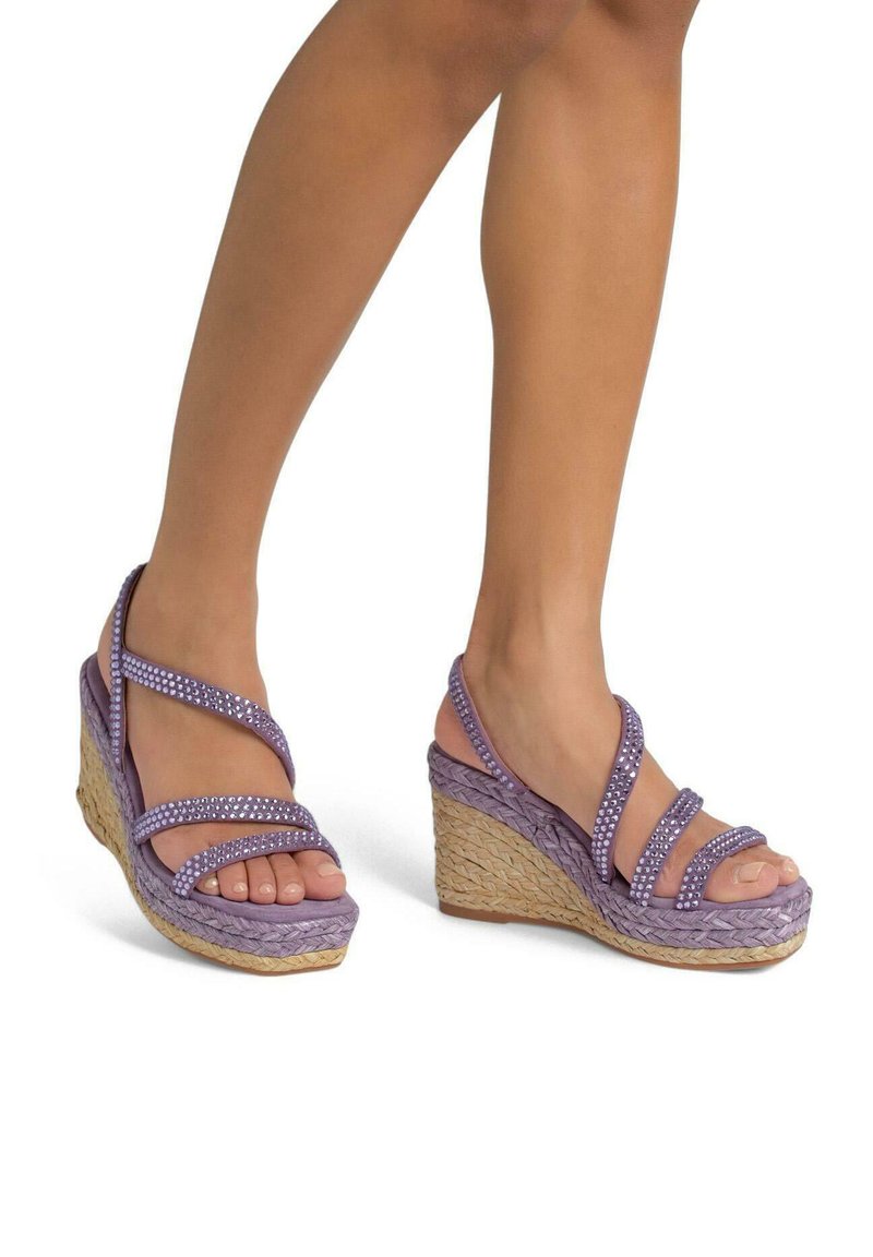 Sandali con zeppa viola caratterizzati da un design a più fasce decorato con strass, una piattaforma in corda intrecciata e una suola in gomma texture.