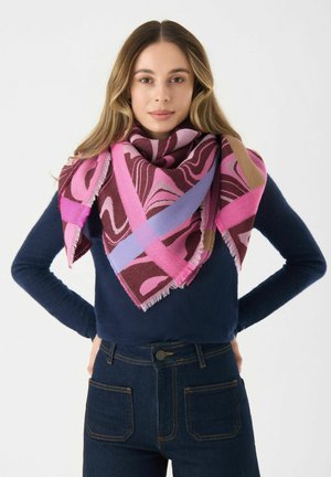 Multicolore sjaal met geometrische patronen in roze, bordeauxrood en lavendel. Gemaakt van gestructureerde stof met franjes aan de randen.