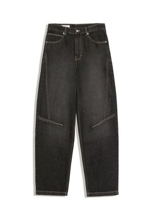 Vidsvarta denimjeans med fram- och bakfickor, synliga sömmar och knappstängning i midjan.