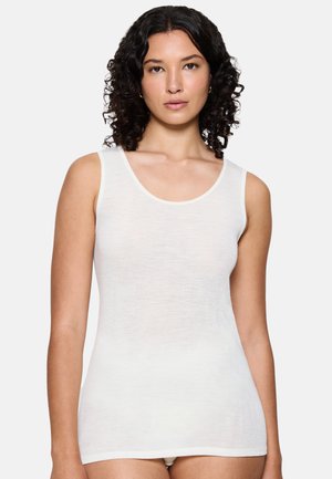 Canottiera bianca realizzata in un tessuto leggero e morbido, con scollatura a barca e spalline larghe. Tessuto liscio e design aderente.