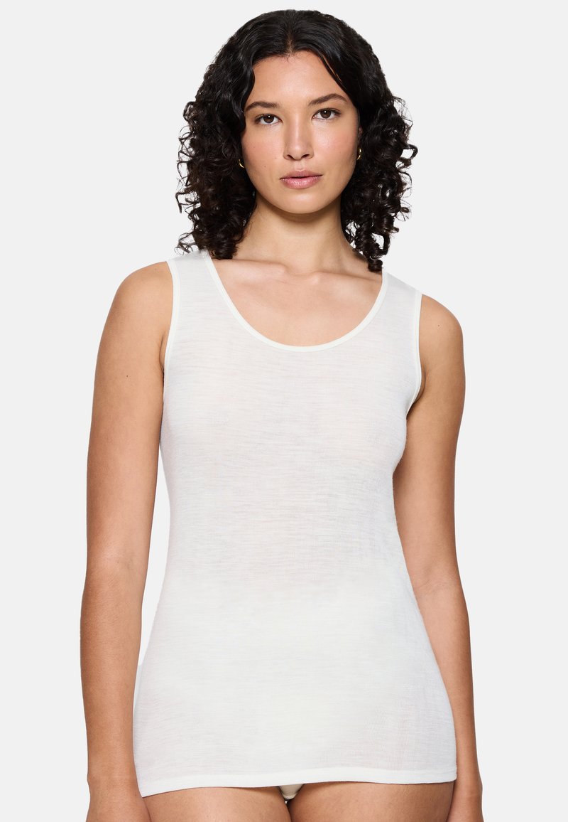 Witte tanktop van lichtgewicht, zacht materiaal met een ronde hals en brede schouderbanden. Glad oppervlak en aansluitend ontwerp.