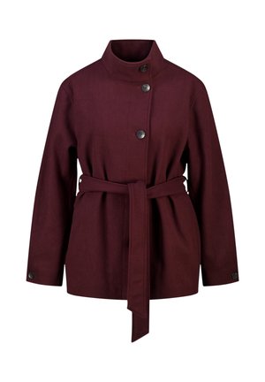 Bordeaux damesjas met hoge kraag, lange mouwen, vier knopen en bijpassende stoffen riem gestrikt in de taille, afgebeeld op een witte achtergrond.