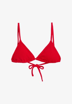 Top de bikini de tela texturizada roja con tirantes dobles ajustables y cierre frontal con lazo atado.