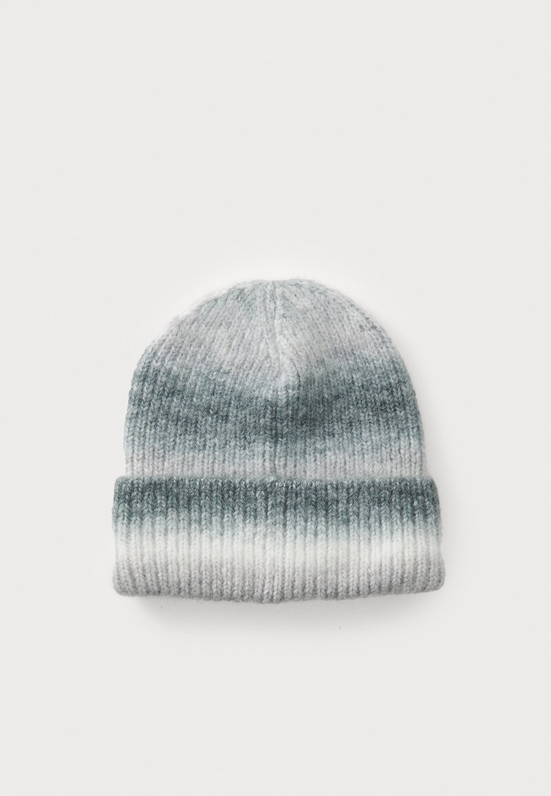 Berretto lavorato a maglia in sfumature di grigio e bianco, con una texture a coste e risvolto per un maggiore calore e stile.