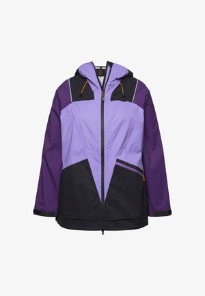 Lilla og sort jakke med hætte, der har forskellige nuancer, lynlås lukning, justerbare snore og to forlommer.