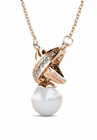 Collana a pendente in oro rosa con una perla bianca liscia e un design intrecciato con gemme trasparenti lungo un lato.