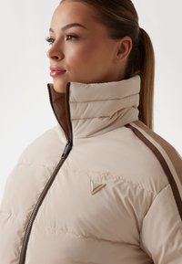Guess BANDES CONTRASTÉES - Giacca invernale - beige multi