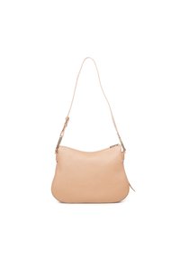 Borsa a mano in pelle beige con una finitura morbida e texturizzata, forma curvata, tracolla regolabile e dettagli in metallo color oro.