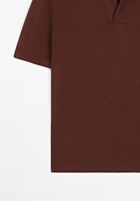 Kortærmet brun strikket polo shirt med blød krave og ribbet kant på en hvid baggrund.