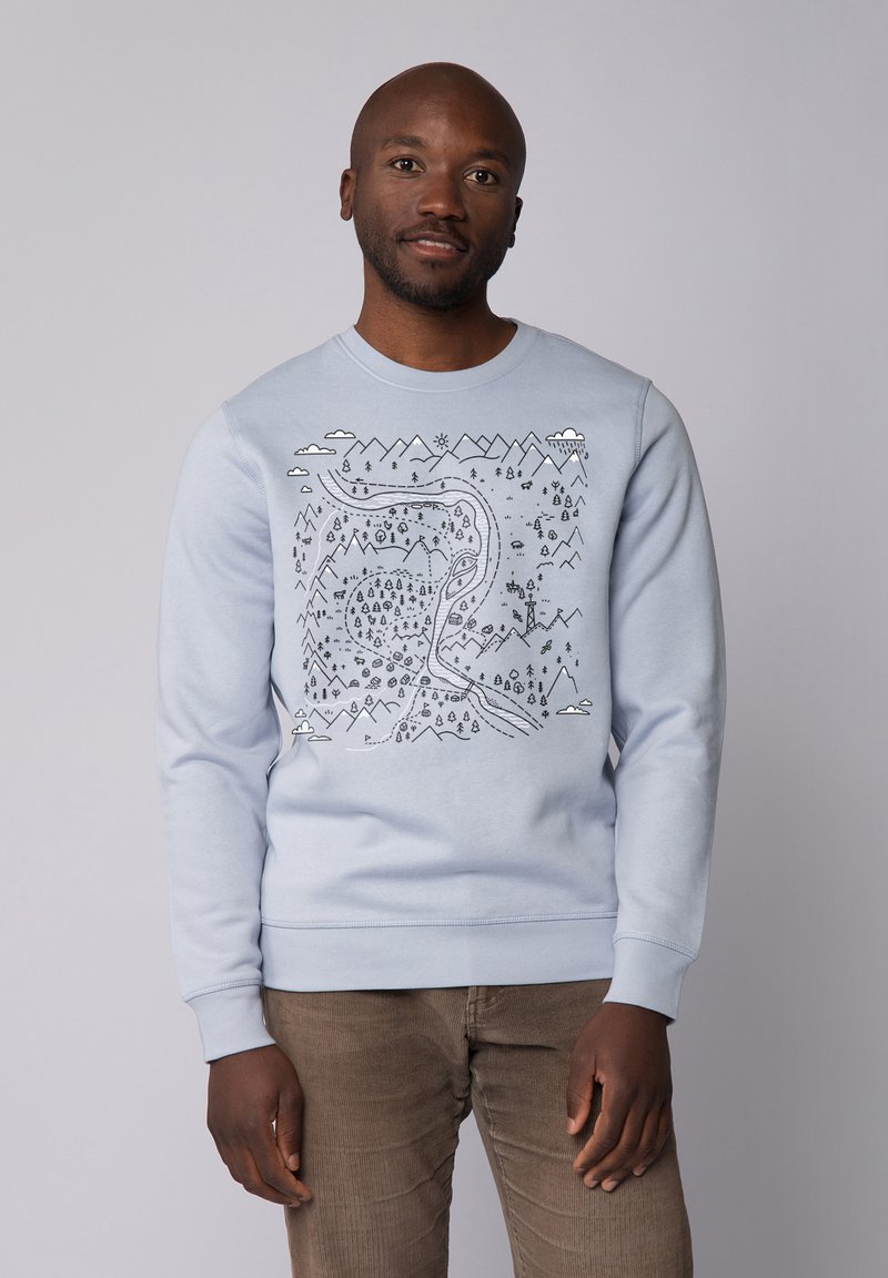 Lichtblauwe sweatshirt met een handgetekend ontwerp van een berg en rivier in zwart. Ribgebreide manchetten en onderrand. Zacht katoenmateriaal.