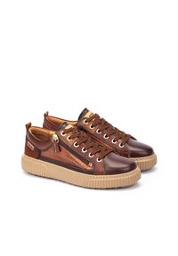 Baskets en cuir marron avec des accents en bronze, bout arrondi, design à lacets et semelle en caoutchouc beige texturé. Détail de fermeture éclair sur le côté pour un enfilage facile.
