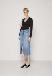 ONLY Tall ONLBIANCA MIDI SLIT SKIRT - Uska suknja - light blue denim