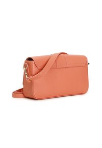 Borsa a tracolla in pelle color pesca con forma rettangolare, texture liscia, chiusura a patta piatta e tracolla removibile.